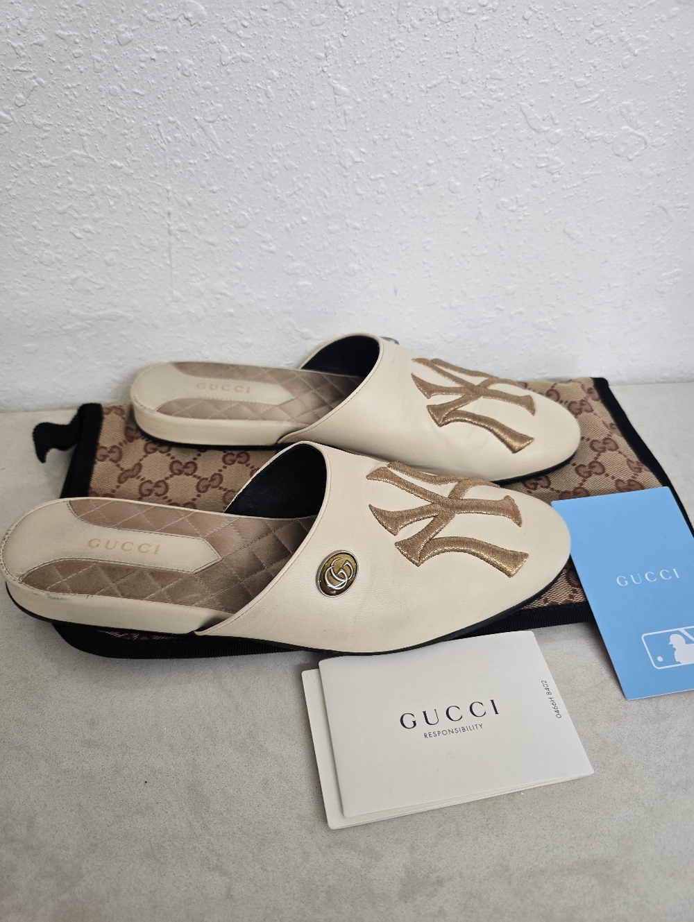 Gucci NY Yankees Cream Leather Slip-On Mules Gold Embroidered Logo Sz 37 In Box - Picture 3 of 13